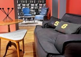 Wiele współczesnych mebli stylizowanych na lata 60. wykonuje się ze znacznie szlachetniejszych materiałów niż w owym czasie. Przykładem są te obite skórą kanapy.