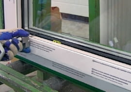 Wklejanie zestawu szybowego w ramę z profili PVC