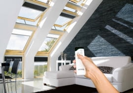 STERUJ WYGODNIE. Okno obrotowe FTP-V Z-WAVE działa na pilota. Ma wbudowany czujnik deszczu, zamknie się więc automatycznie, gdy zacznie padać. Cena od 2634 zł, Fakro