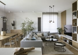 Drewno i niebieskie akcenty – apartament dla rodziny