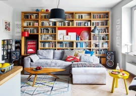 Stare i nowe wzornictwo w idealnej harmonii. Stolik o organicznej formie, lampa podłogowa z lat sześćdziesiątych XX wieku (ocalona z pobliskiego śmietnika) towarzyszą współczesnej kanapie i dywanowi z kolekcji IKEA Stockholm 2017. Żółty stolik Around i designerski koszyk na cytryny to przykłady nowoczesnego wzornictwa duńskiej marki Muuto (Scandinavian Living). Wykonana na zamówienie biblioteczka służy także jako miejsce eksponowania ceramiki oraz rysunków polskich ilustratorów: Agaty 'Endo' Nowickiej, Arobala i Agaty Bogackiej.