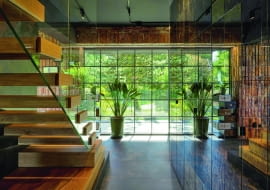 Okna kwalifikujące się do wymiany charakteryzują się niską wydajnością energetyczną oraz złym stanem technicznym, nie spełniają też oczekiwań pod względem izolacji akustycznej. Wymiana takich okien na nowe, bardziej nowoczesne i efektywne pod względem energetycznym, może przynieść wiele korzyści dla mieszkańców