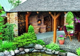 Osoby, dla których biesiadowanie w ogrodzie jest pasją, często decydują się na postawienie całej "kuchniojadalni" - z wielofunkcyjnym piecem i zadaszonym miejscem do jedzenia