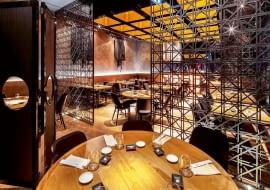 Ażurowe oddzielenie stref wnętrza pozwala je szybko przearanżować.