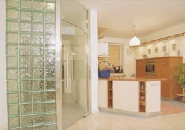 Ściana z pustaków szklanych może dzielić i zdobić, nie może jednak pełnić funkcji nośnych, a więc nie należy na niej opierać żadnych elementów konstrukcyjnych.