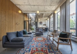 Drewno to ponadczasowy materiał, który obecnie przeżywa prawdziwy renesans, jeśli chodzi o wykańczanie ścian.