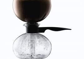 Kafetiera (kawiarka) składa się z dwóch skręcanych ze sobą elementów. Górna część to dzbanek na zaparzoną kawę, dolna - pojemnik na wodę. Pomiędzy nimi jest sitko, do którego wsypujemy mieloną kawę. Po nalaniu do pojemnika wody wkładamy sitko z kawą, nakręcamy dzbanek i stawiamy kawiarkę na kuchence; jeśli jest to model elektryczny, podłączamy go do prądu. W miarę podgrzewania w dolnym zbiorniku wytwarza się ciśnienie, woda zaczyna przelewać się do dzbanka przez umieszczoną w sitku kawę - i w ten sposób ją zaparza (wtedy słychać charakterystyczny bulgot). <BR > AGD. PEBO, szkło, poj. 1 litr, 229 zł, interiore.pl