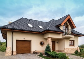 Przykład dachu z blachodachówki (Kron, BLACHY PRUSZYŃSKI): blacha dwustronnie ocynkowana z powłoką poliester mat gruboziarnisty, kolor grafitowy, cena netto - 24,50 za m2 całkowity.