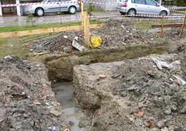 Tak wyglądał grunt na działce w Starej Miłosnej - piaski gliniaste oraz śmieci