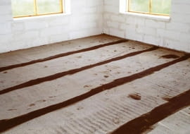 IZOLACJA PRZECIWILGOCIOWA PODLOGI NA GRUNCIE - PAPA ULOZONA Z DWUDZIESTOCENTYMETROWYM ZAKLADEM