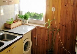 <B>Pani domu nie wierzyła, że ponurą, niewygodną klitkę uda się zmienić w atrakcyjne wnętrze. A jednak! Dzięki przemyślanemu projektowi kuchnia nie tylko zyskała na urodzie i przestronności, ale stała się też znacznie bardziej funkcjonalna.</B> <BR />PRZED ZMIANĄ. Boazeria na ścianach i suficie dodatkowo pomniejszała małe pomieszczenie (5,7 m kw.). Gospodyni brakowało schowków, nie wystarczał jej też zbyt krótki blat roboczy.