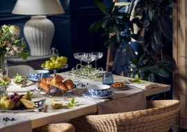 Kolorowe szkło w aranżacji stołu