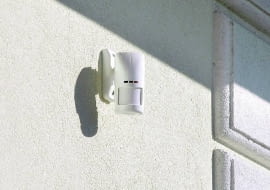 W słabo uszczelnionych czujkach zewnętrznych lubią zagnieździć się pająki, powodując fałszywe alarmy. Warto więc wybierać tylko sprzęty dobrej jakości