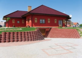 Zamiast murków oporowych z cegieł lub betonowych pustaków, zbocza skarpy można zabezpieczyć przy użyciu betonowych gazonów - wypełnione ziemią lub kruszywem stanowią mocne zabezpieczenie