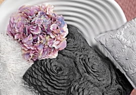 08.07.2011 , WNETRZA , KOLOR I WZOR , TEMAT PIKOWANIA , SESJA DLA : CZTERY KATY , STYLIZACJA JOANNA PLACHECKA , ASYSTENT FOTO LUKASZ FALKOWSKI . FOT. MICHAL MUTOR / AGENCJA GAZETA SLOWA KLUCZOWE: WNETRZA DEKORACJE