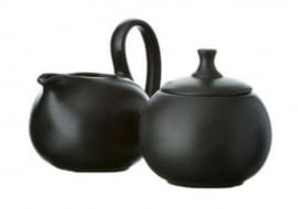 <B>Odpowiednio użyta czerń, nadaje wnętrzu nowych barw. Powód? Dobrze współgra z prawie wszystkimi kolorami. Oto kilka ciekawych produktów, które pomogą wprowadzić ją do kuchni, salonu, sypialni, a nawet do ogrodu.</B> <BR />Cukiernica i mlecznik Jasmine, Bredemeijer - 95 zł