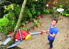 Sekator teleskopowy z ostrzem nożycowym umożliwia przycinanie gałęzi na wysokości nawet 5,6 m bez drabiny, ok. 400 zł, MTD.