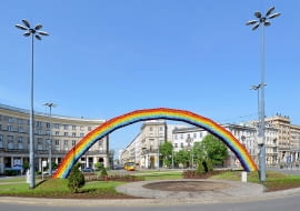 Tęcza na Placu Zbawiciela w Warszawie. Instalacja artystyczna autorstwa Julity Wójcik.