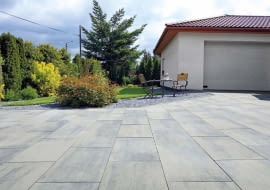 Nawierzchnie z wielkoformatowych płyt układa się szybko, a uzyskane z nich deptaki i podjazdy są łatwiejsze w pielęgnacji.