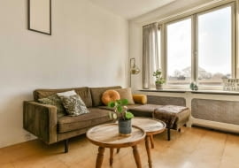 mały salon z narożnikiem i stołem