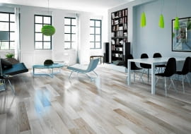 <B>Na pytania czytelników dotyczące aranżacji wnętrz odpowiada architektka i projektantka wnętrz Małgorzata Muc. <BR />Mam w salonie dębowy parkiet, który po latach ściemniał, nabierając szarego odcienia. Nie podoba mi się ten kolor, a tak solidnej podłogi zmieniać nie chcę. Koleżanka doradziła mi jej rozbielenie. Jak to zrobić?</B> <BR />Ostatnio często rozbiela się podłogi metodą ługowania. Ług do drewna (sprzedawany w supermarketach budowlanych) to substancja żrąca, która wnikając głęboko w drewno, zmienia trwale jego barwę, a przy okazji uwydatnia rysunek słojów. Przed przystąpieniem do bielenia należy dokładnie usunąć stary lakier, a potem - kurz i brud. Ług nakładamy miękkim pędzlem, prowadząc go wzdłuż słoi (nie zapomnijmy o rękawiczkach). Gdy preparat wyschnie, podłogę zabezpieczamy olejem bądź lakierem.