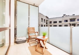 Balkon był właściwie niezagospodarowany i praktycznie pusty - stały na nim tylko stare ogrodowe meble.