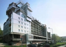 Tajemniczy obiekt, który przypomina statek z Gwiezdnych Wojen przysiadł na zwykłym bloku.