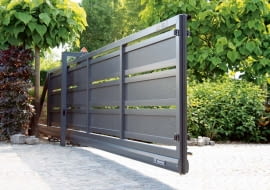 Brama samonośna, jak sama nazwa wskazuje, unosi się kilka centymetrów nad ziemią. Niestraszne jej zaspy ani mróz