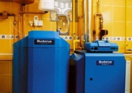 KOCIOL JEDNOFUNKCYJNY BUDERUS WSPOLPRACUJACY Z ZASOBNIKIEM CIEPLEJ WODY FOT. DARIUSZ STANERT PUBLIKACJA LADNY DOM NR 4 (66) - 4.2004