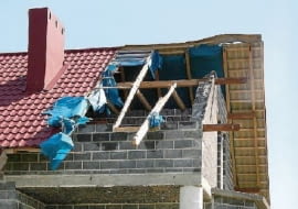 Zerwane podczas wichury pokrycie dachu można zabezpieczyć brezentem. Bywa on na wyposażeniu ochotniczych straży pożarnych.