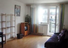 PRZED ZMIANĄ. Pokój z aneksem kuchennym był częściowo umeblowany. Ze względu na nieduży budżet młody gospodarz zdecydował się wymienić tylko niektóre sprzęty; resztę po prostu odnowiono.