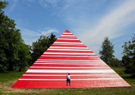 09.06.2015 Krakow . Park Lotnikow Polskich , teren przy Muzeum Lotnictwa , rzezba Piramida autorstwa Maurycego Gomulickiego w ramach projektu " Wielokulturowosc nie dziala . Artysci przeciw przemocy " . Fot. Michal Lepecki / Agencja Gazeta SLOWA KLUCZOWE: sztuka kultura muzeum lotnictwa rzezba gomulicki piramida