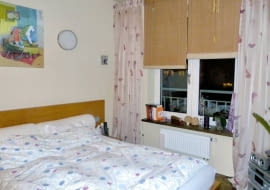 Po trochu z dziecięcego świata, babcinej bawialni i nowoczesnego designu - stylistka z gospodynią, odmieniając sypialnię, bawiły się wnętrzarskimi konwencjami. Ich zdaniem w takiej nie całkiem na serio atmosferze łatwiej odpocząć po pracowitym dniu. <BR />PRZED ZMIANĄ. Kolorowa sypialnia. Mimo osobistych akcentów sypialnia przypominała neutralne hotelowe wnętrze. Na takie wrażenie wpływała monotonna kolorystyka i przypadkowe ozdoby.