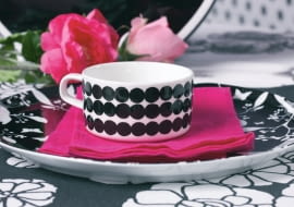 24.10.2011 , WNETRZA , KOLOR I WZOR , TEMAT KROPKI I KWIATKI ( LACZENIE WZOROW - OWALNE ) , SESJA DLA : CZTERY KATY , STYLIZACJA JOANNA PLACHECKA . FOT. MICHAL MUTOR / AGENCJA GAZETA