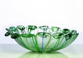 Misa z serii naczyń z upcyklingu, zrobiona z poddanych wysokiej temperaturze denek butelek, proj. Adam Kruszyński