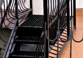 Metalową balustradę wystarczy przemalować jeśli nie łuszczy się stara farba.