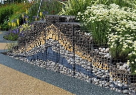 Gabiony można wypełnić dowolnymi materiałami, a z tych różniących się fakturą układać ciekawe desenie