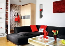 Nad kanapą olejny obraz autorstwa pani domu. Zabudowę ściany zrobił z płyty gipsowo-kartonowej gospodarz, pan Grzegorz, i brat pani domu, Marcin. Panowie są bardzo dumni ze swojego dzieła, ponieważ był to ich debiut w tej dziedzinie.