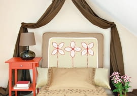 Nie wystarczy wygodny materac, by w łóżku czuć się naprawdę komfortowo. Przydaje się też miękki zagłówek, a niestety nie każde łóżko jest w niego wyposażone. Pokazujemy trzy proste sposoby, jak go samodzielnie zrobić. Przy takim wsparciu przyjemność wieczornej lektury lub seansu filmowego będzie jeszcze większa. <BR />W kwiatach - odpowiedniej wielkości gąbkę tapicerską grubości mniej więcej 8 cm obszywamy płótnem w kolorze dopasowanym do wystroju wnętrza. W dolnej części warto wszyć suwak lub rzepy, żeby pokrowiec można bylo łatwo zdejmować do prania.