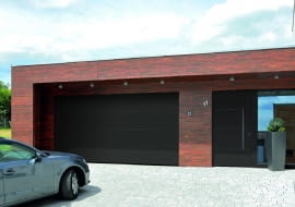 Brama garażowa i drzwi, umieszczone na elewacji blisko siebie, utrzymane są w tym samym stylu i kolorystyce