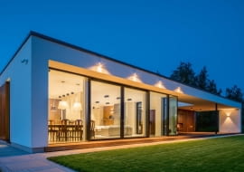 235 m2 powierzchnia użytkowa, 2700 m2 powierzchnia działki