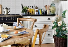 Nadmorski klimat i styl Hampton. Kuchnia w stylu Hampton