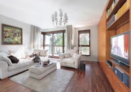 <B>Pomieszczenie zaaranżowane w jednorodnym stylu zawsze się podoba, niezależnie od zmieniających się wnętrzarskich mód. Nie muszą to być poprawne, muzealne stylizacje, zazwyczaj rażące sztucznością. Naturalniej wyglądają wnętrza, w których jedynie przywołano atmosferę specyficzną dla danej epoki czy regionu.</B> <BR >Wychodząc z założenia, że klasyka jest zawsze na czasie, gospodarze zdecydowali się urządzić salon w tym ponadczasowym stylu. Spokojna i harmonijna aranżacja gwarantuje, że wystrój nieprędko się znudzi. <BR >WIECZNA KLASYKA. Jedną ze ścian w całości zabudowano regałem łączącym pojemną szafę z biblioteczką i miejscem na telewizor. Estetyczny mebel zrobiono na zamówienie z drewna orzecha. Ten sam gatunek wybrano na podłogę. Ośmioramienny żyrandol to uproszczona wersja wzorów z XVIII i XIX wieku. Tapicerowany puf pełni z powodzeniem funkcję stolika kawowego.