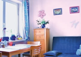 PRZED ZMIANĄ. Urządzając pokój Oli, rodzice myśleli głównie o wygodzie. Smutna kolorystyka i dorosłe meble sprawiały, że wnętrzu brakowało klimatu.