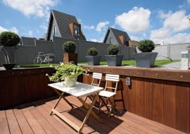 <B>Barwy drewna podlegają modom tak samo jak kolory ścian. Na szczęście dzięki preparatom barwiąco-ochronnym możemy zmienić odcień mebli, podłóg czy boazerii, dostosowując je do nowych trendów.</B> <BR />Olej do drewna. Jest to substancja naturalna, nie tworzy na owierzchni twardej powłoki tak jak lakier, tylko wnika w głąb drewna, wzmacniając jego strukturę. Skutecznie zabezpiecza też przed działaniem wilgoci. Olejowanie to ekologiczna alternatywa dla lakierów. Olej nie tylko dobrze chroni drewno, ale również podkreśla jego naturalną urodę, uwydatniając rysunek słojów. Umożliwia też tak modne ostatnio matowe wykończenie podłóg, blatów. Dostępny jest olej bezbarwny, który pogłębia naturalną barwę drewna, oraz zmieniający kolor gatunków krajowych na odcień palisandru czy merbau.