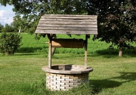 Studnia w prostym wydaniu. Drewniane zadaszenie chroni przed zanieczyszczaniem wody przez liście czy wody opadowe