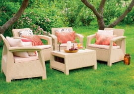 Zestaw Corfu/KETER/ogrodosfera | Stolik ma zdejmowany blat i może służyć jako skrzynia na poduszki; profilowane oparcia. Cena: 999 zł, www. ogrodosfera.pl