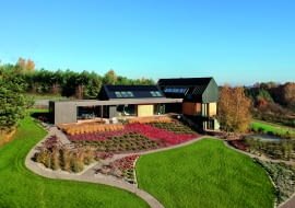 Projekt: MOKAA_architekci  https://mokaa.pl/.  Powierzchnia użytkowa domu: 400 m2.  Powierzchnia działki: 0,5 ha.  Mieszkańcy: dwie osoby dorosłe