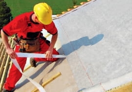 Układanie na krokwiach membrany dachowej