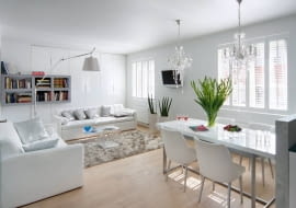 UWAGA ! PONOWNA PUBLIKACJA WYLACZNIE ZA ZGODA WLASCICIELI WNETRZA , KUCHNIA ( BIALA ) , MEBLE , WIDOK NA SALON STYLIZACJA EVA MILCZAREK FOT. RADOSLAW WOJNAR PUBLIKACJA CZTERY KATY NR 2 (220) - 2 2010 SLOWA KLUCZOWE: WNETRZE ARCHITEKTURA KUCHNIA MEBEL SALON ZDJĘCIE DO WKŁADKI: PUBLIKACJA CZTERY KATY NR 2 (220) - 2 2010